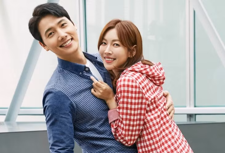 Lee Sang Woo tích cực ủng hộ vai diễn của vợ và từng đóng một vai nhỏ trong 'Penthouse 2'. ẢNH: INSTAGRAM NV