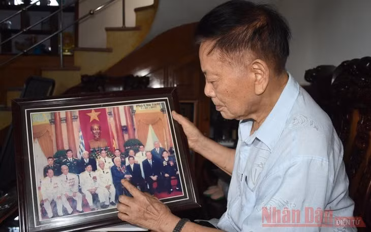 Bức ảnh kỷ niệm ngày ông Nguyễn Văn Lập nhận danh hiệu Anh hùng Lực lượng vũ trang nhân dân Việt Nam