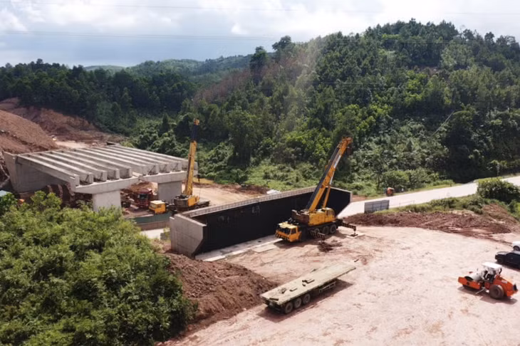 Thi công cầu vượt QL 18 đoạn qua huyện Đầm Hà.