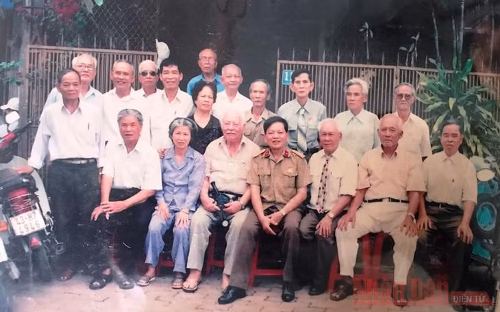 Anh hùng Lực lượng vũ trang nhân dân Việt Nam Kostas Sarantidis Nguyễn Văn Lập và đại tá Võ Văn Minh cùng những người bạn khi trở lại Đà Nẵng.