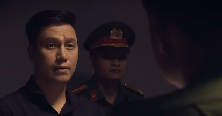 Đạo diễn Khải Hưng cho biết diễn viên Việt Anh đang tham gia phim 'Sinh tử' thì xin nghỉ và trở lại với chiếc mũi khác lạ