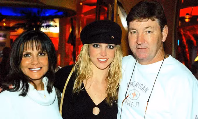 Britney Spears (giữa) chụp ảnh cùng cha mẹ tại Las Vegas năm 2001. Ảnh: WireImage.