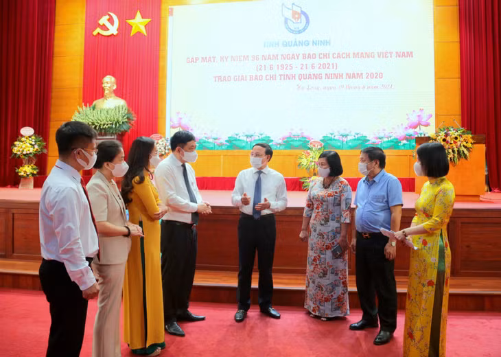 Đồng chí Bí thư Tỉnh ủy, Chủ tịch HĐND tỉnh trò chuyện với đội ngũ những người làm báo trên địa bàn tỉnh bên lề buổi lễ.