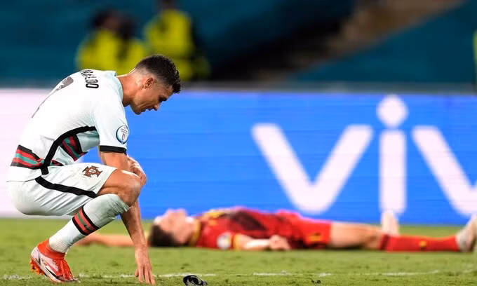 Ronaldo gục xuống sân buồn bã sau khi trọng tài thổi còi mãn cuộc. Ảnh: AP.