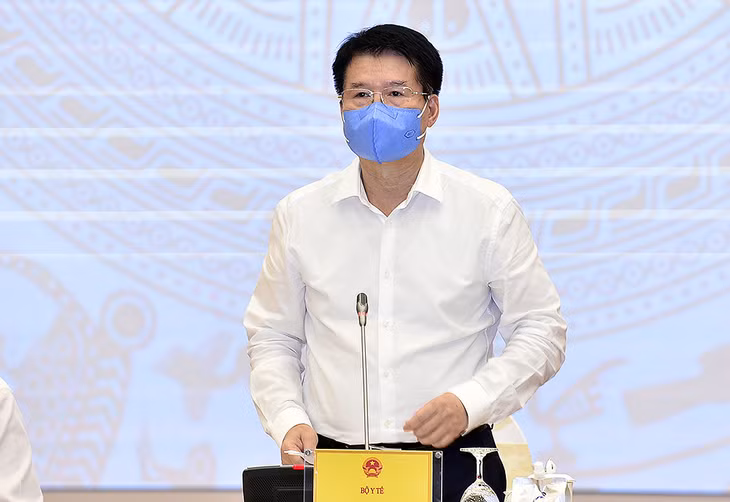 Thứ trưởng Bộ Y tế Trương Quốc Cường trả lời báo chí tại họp báo. Ảnh: VGP/Nhật Bắc