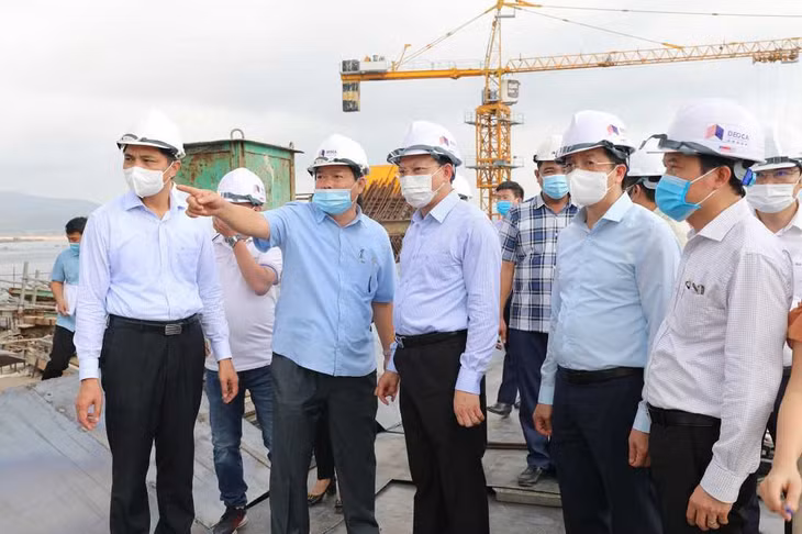 Đồng chí Nguyễn Xuân Ký, Ủy viên Trung ương Đảng, Bí thư Tỉnh ủy, Chủ tịch HĐND tỉnh, kiểm tra tiến độ thi công cầu Cửa Lục 1, tháng 5/2021.