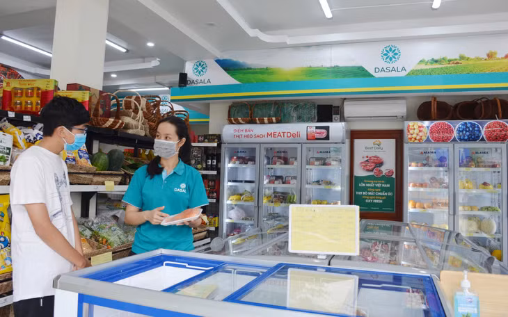 Thực phẩm tươi sống cần được bảo quản, sơ chế kỹ lưỡng và đóng gói cẩn thận để đảm bảo VSATTP trong mùa nắng nóng. (Trong ảnh: Cửa hàng thực phẩm sạch và đặc sản vùng miền Dasala, phường Hồng Hà, TP Hạ Long)
