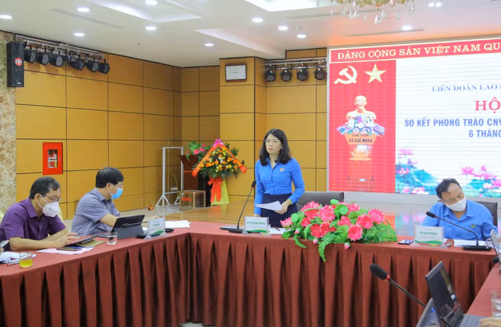 Đồng chí Đỗ Thị Ninh Hường, Tỉnh ủy viên, Ủy viên BCH Tổng LĐLĐ Việt Nam, Chủ tịch LĐLĐ tỉnh chủ trì, điều hành hội nghị.