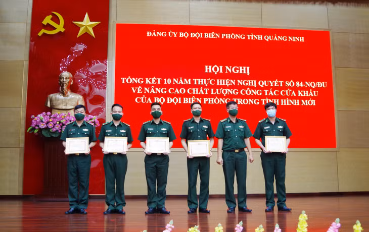 Lãnh đạo BĐBP tỉnh khen thưởng các tập thể làm tốt công tác quản lý cửa khẩu.