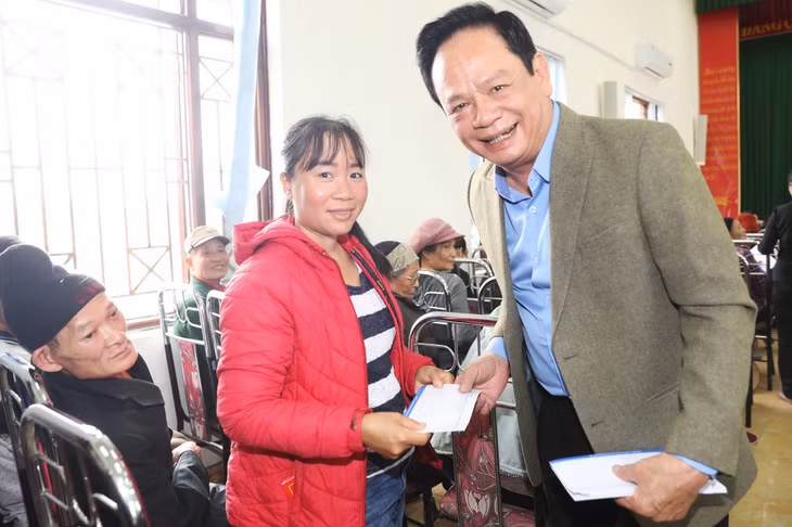 Ông Đào Hồng Tuyển, Chủ tịch Tập đoàn Tuần Châu, trao quà cho hộ nghèo tại phường Tuần Châu, TP Hạ Long. Ảnh: Đỗ Phương