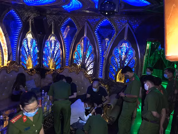 Kéo nhau đi hát karaoke, sử dụng ma túy bất chấp quy định phòng dịch ảnh 1