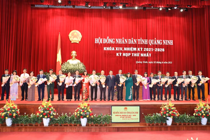 Đồng chí Nguyễn Xuân Ký, Ủy viên Trung ương Đảng, Bí thư Tỉnh ủy, Chủ tịch HĐND tỉnh và đồng chí Trịnh Thị Minh Thanh, Phó Chủ tịch HĐND tỉnh, tặng hoa chúc mừng 23 đại biểu Hội thẩm TAND tỉnh.