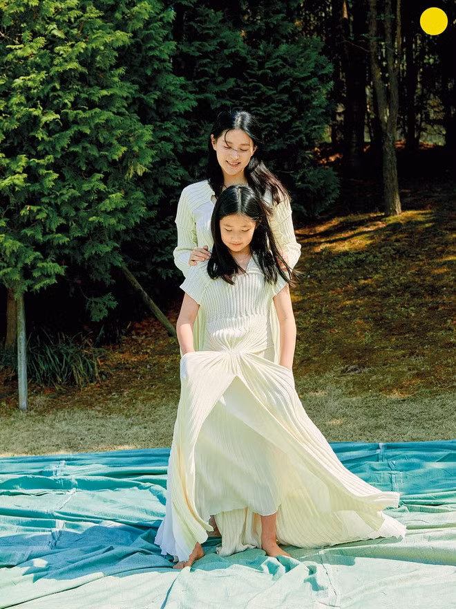 Trong bộ ảnh, Lee Young Ae và con gái mặc trang phục đồng điệu. Cô bé mới 10 tuổi nhưng có dáng vóc cao lớn và thừa hưởng nhiều nét đẹp của người mẹ nổi tiếng. Cậu con trai của Lee Young Ae cũng được khen chững chạc và khá điển trai.