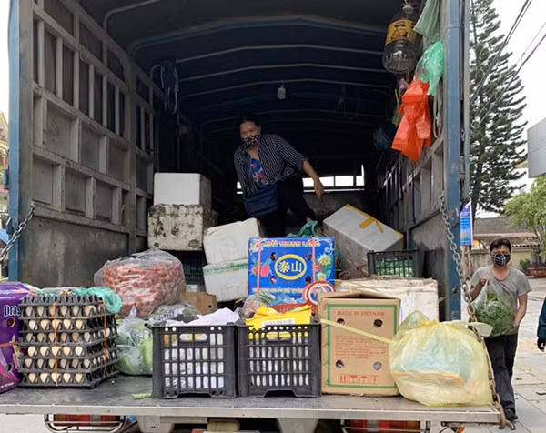 Lực lượng Công an phát hiện một người phụ nữ trốn trong thùng xe.