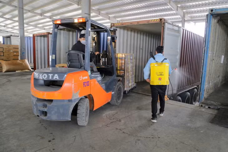 Hoạt động xuất nhập khẩu hàng hóa tại khu vực cửa khẩu trên địa bàn TP Móng Cái diễn ra ổn định song song với các biện pháp phòng, chống dịch.