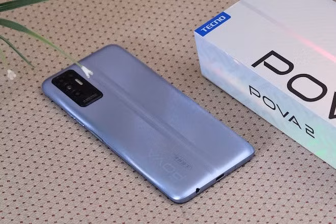 Tecno Pova 2 (4,5 triệu đồng) - Điểm đáng chú ý nhất của mẫu máy này nằm ở viên pin dung lượng lớn 7.000 mAh, có thể đáp ứng nhu cầu sử dụng khoảng 2-3 ngày. Máy được trang bị bộ xử lý MediaTek Helio G85, RAM 6 GB cùng bộ nhớ trong 128 GB. Pova 2 sử dụng màn hình với kích thước 6,9 inch, độ phân giải Full HD+. Điểm hạn chế của mẫu máy này nằm ở kích thước khá to và nặng. Đồng thời, phần mặt lưng với chất liệu nhựa bóng bám lại nhiều dấu vân tay, vết bẩn trong quá trình sử dụng.