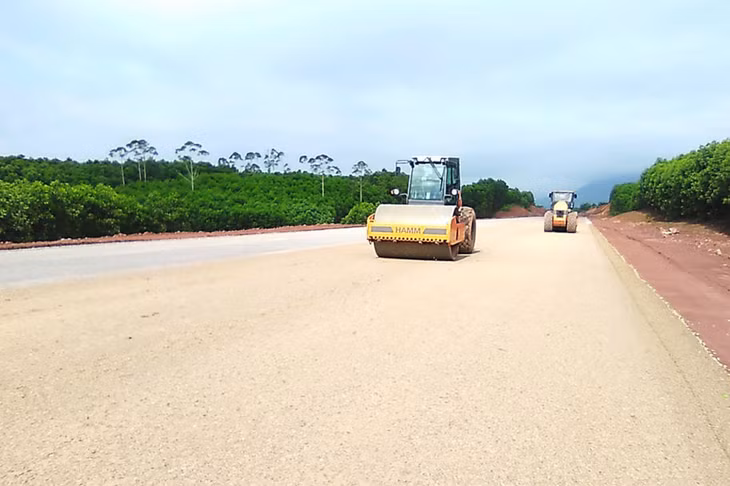 Thi công cao tốc Tiên Yên - Móng Cái.