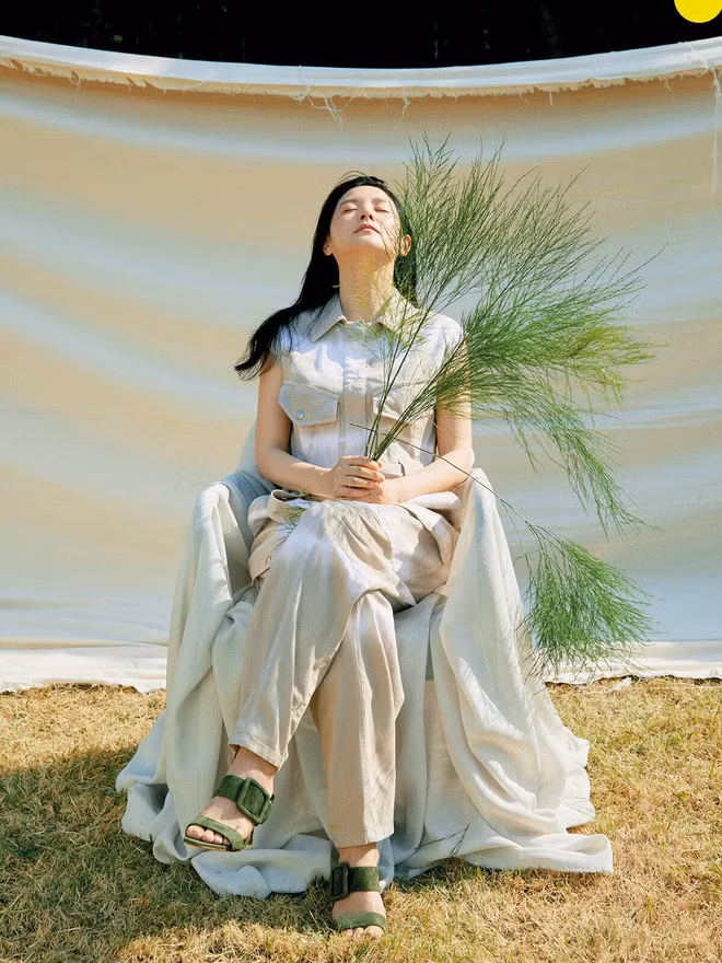 Để có được vẻ ngoài tươi trẻ, Lee Young Ae cho biết, cô rất quan tâm tới các sản phẩm sạch. Dầu gội đầu và mỹ phẩm của cô đều được lựa chọn cẩn thận và sử dụng nguyên liệu thực vật hoàn toàn, không bao gồm chất bảo quản và thành phần hóa học.