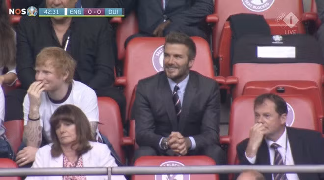 Cựu danh thủ David Beckham cùng cậu con trai Romeo đã có mặt tại sân để tiếp lửa cho đội nhà. Sự xuất hiện của "ông bố 4 con" lập tức nhận được sự chú ý đặc biệt.
