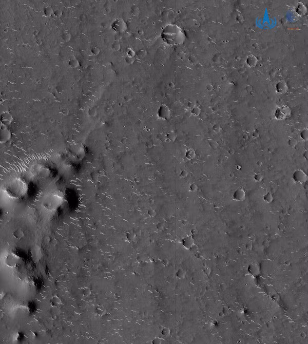 Bức ảnh thể hiện một phần của bồn địa Utopia Planitia trên sao Hỏa. Ảnh: CNSA