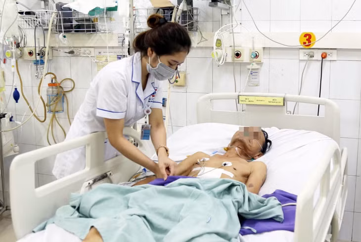 Nhân viên y tế chăm sóc, theo dõi sức khỏe bệnh nhân sau phẫu thuật. Ảnh do Bệnh viện cung cấp