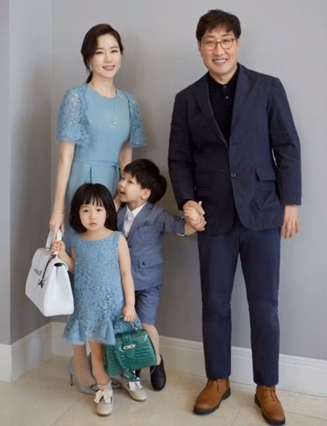 Lee Young Ae là ngôi sao hạng A của làng giải trí xứ Hàn. Tuy nhiên, cô lại lựa chọn sống tại ngoại ô, gần gũi với thiên nhiên và không ít lần cho các con lên sóng. Ngôi sao nổi tiếng từng dẫn các con đi dự sự kiện hay chụp hình cho các tạp chí. Cô cũng không giấu các con việc mình là một ngôi sao nổi tiếng.