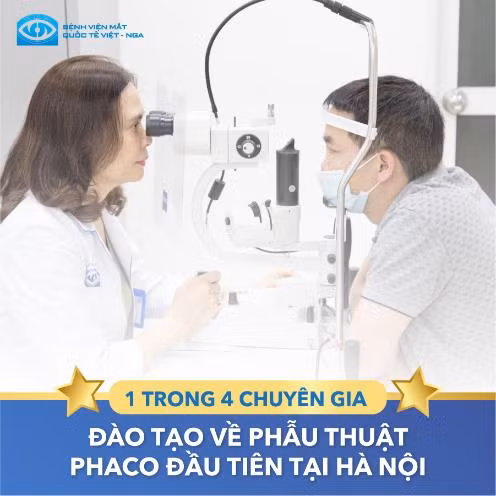 Tiến sĩ, bác sĩ Vũ Thị Thanh - Phó Chủ tịch Hội Nhãn khoa Việt Nam trực tiếp mổ thay thủy tinh thể cho bệnh nhân tại Bệnh viện Mắt quốc tế Việt – Nga Hạ Long.