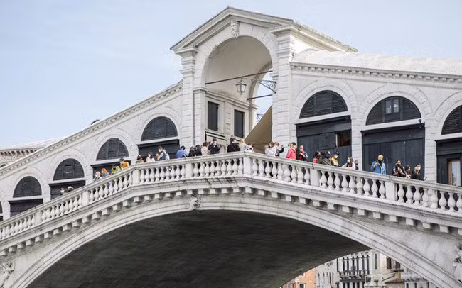 Italy đang dần mở cửa trở lại sau 6 tháng đóng cửa để ngăn chặn COVID-19. Ảnh: AP