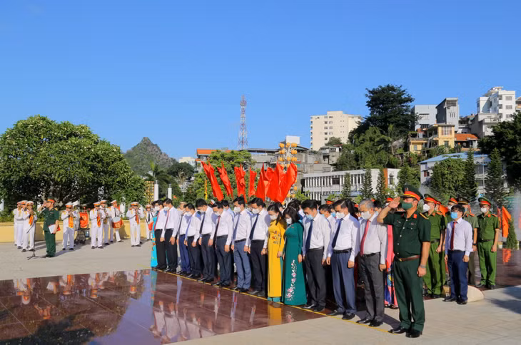 Đoàn đại biểu dành một phút mặc niệm trước anh linh các anh hùng liệt sĩ.