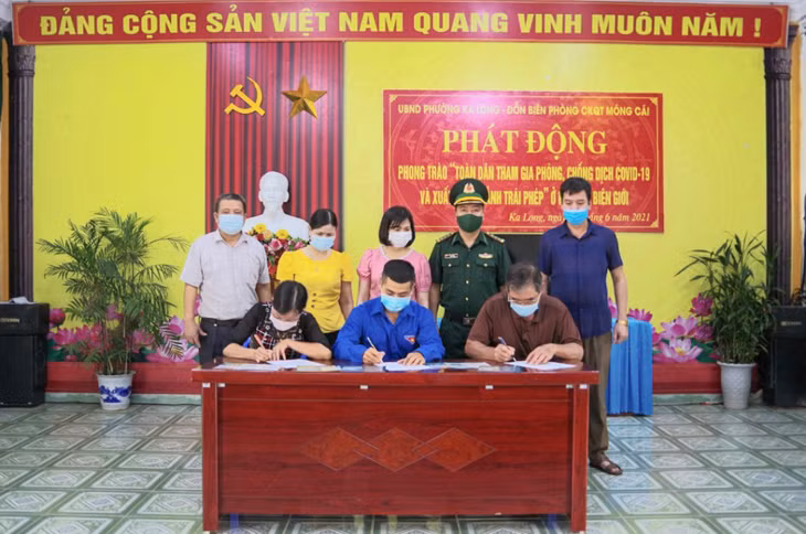 Đại diện nhân dân phường Ka Long (TP Móng Cái) ký cam kết thực hiện các biện pháp phòng, chống Covid-19 và chống xuất, nhập cảnh trái phép tại lễ phát động.