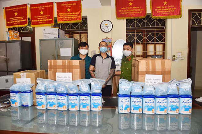 Cơ quan Công an bắt giữ Phan Hữu Thành (đứng giữa).