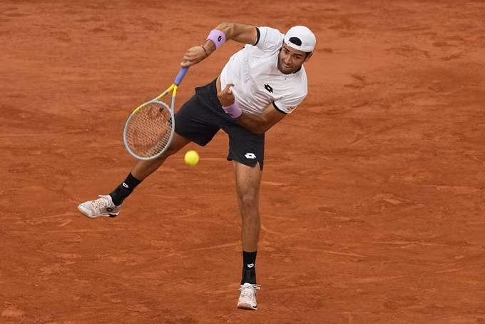 Berrettini thắng 71% điểm bóng một, nhưng chỉ thắng 42% điểm bóng hai. Ảnh: AP