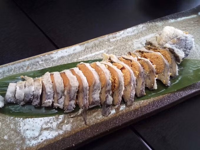 Nare sushi (hay narezushi) là một kiểu sushi "cổ đại" vẫn có bán ở khắp nơi tại Nhật, đặc biệt nhiều nhất ở vùng Shiga. Tại đây thực khách biết tới narezushi với tên gọi phổ biến hơn là funazushi - đặc sản địa phương làm từ cá ướp muối mặn và cơm trong nhiều năm liền. Narezushi là một trong những loại sushi được sáng tạo ra sớm nhất trên thế giới. Từ thế kỷ 10 tại Nhật Bản, loại cá lên men này đã được bảo quản bằng muối và gạo, sau đó mới cải tiến thành nigiri (sushi kiểu cơm nắm và cá thái lát đặt lên trên) mà chúng ta biết ngày nay. Ảnh: CNN