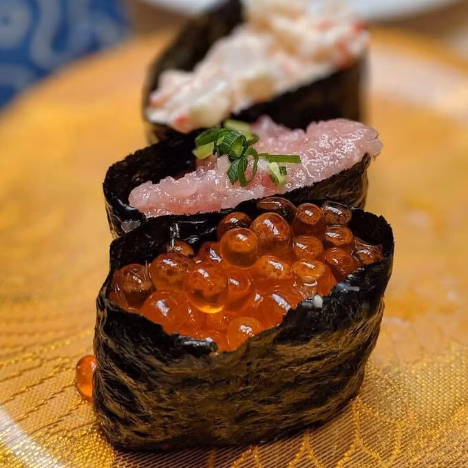 Gunkanmaki là một loại của nigiri sushi nhưng gunkanmaki lại là cơm bọc bằng miếng rong biển lớn, chừa lại hai mặt trên dưới, trong đó mặt trên miếng sushi được thêm trứng cá hồi, nhím biển, hàu... Gunkan nghĩa là chiếc thuyền trong tiếng Nhật, trông sushi này quả thực giống một chiếc thuyền nhỏ "chở" đầy cá, trứng. Ảnh: Pinterest