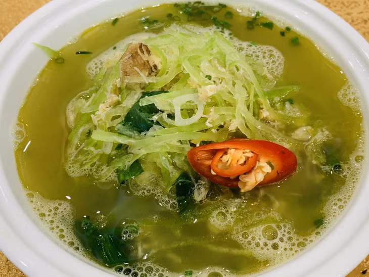 Bát canh cù kỳ nấu bí xanh thật hấp dẫn cả mùi vị và màu sắc.