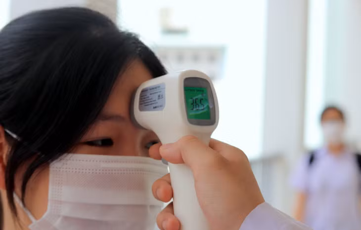 Việc đo thân nhiệt được thực hiện nghiêm túc để kịp thời phát hiện ra những biểu hiện bất thường về sức khoẻ của các thí sinh.