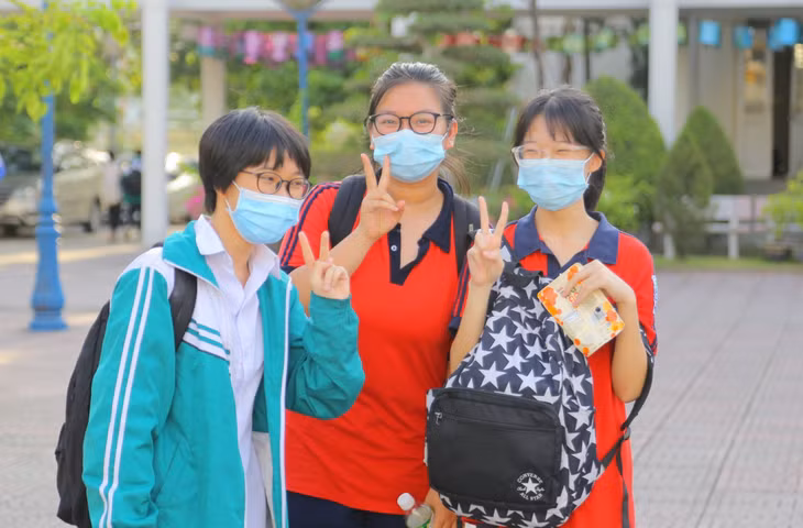 Đa phần các thí sinh đều vui tươi, phấn khởi vì hoàn thành được khá tốt bài thi của mình.