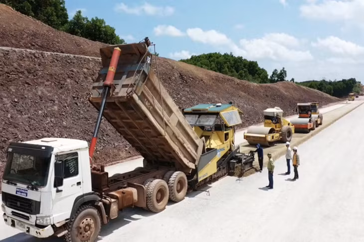 Tương tự đoạn qua huyện Hải Hà, những mét cấp phối đầu tiên đã được nhà thầu Tuấn Nghĩa thi công và quyết tâm hoàn thành cấp phối 4km đường trong tháng 6.