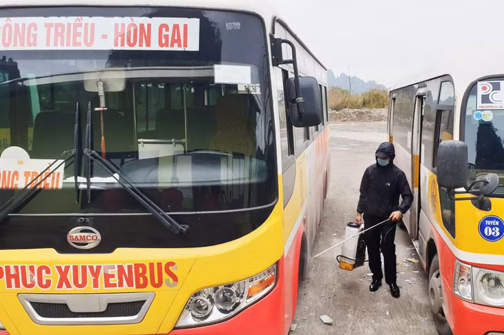 Doanh nghiệp vận tải triển khai phun tiêu độc, khử trùng phương tiện.