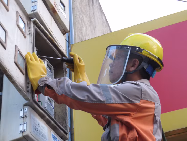 Công nhân Điện lực TP Cẩm Phả thay thế định kỳ từ công tơ cơ khí bằng công tơ điện tử, từng bước hiện đại hóa thiết bị đo đếm.