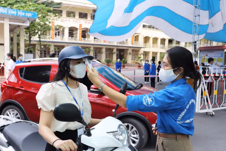 Các quy trình đảm bảo an toàn phòng, chống dịch tiếp tục được các Hội đồng coi thi thực hiện nghiêm túc trong ngày thi thứ hai.