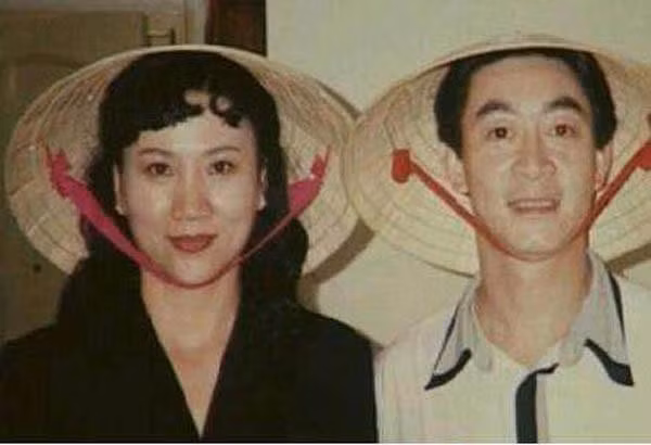 Hình ảnh thời trẻ của cặp đôi 'Tôn Ngộ Không' Lục Tiểu Linh Đồng kỉ niệm 33 năm cưới bà xã là bạn diễn 'yêu quái' ảnh 5