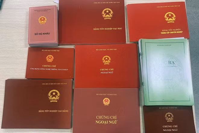 Gã trai bị bắt khi đang "ship" bằng đại học, con dấu giả của ủy ban ảnh 2