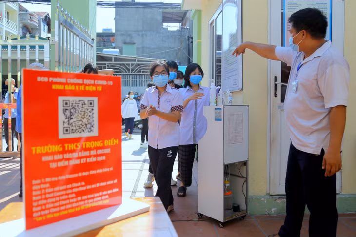 Diễn ra trong hoàn cảnh đại dịch Covid-19 có diễn biến phức tạp, công tác phòng chống dịch được triển khai chặt chẽ ngay từ khi các sĩ tử đặt chân đến cổng trường thi.