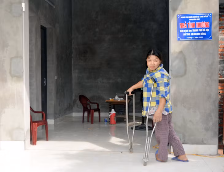 Chị Phạm Thị Nguyên (thôn Đình, xã Tiền An, TX Quảng Yên) vững tâm trong ngôi nhà mới xây.