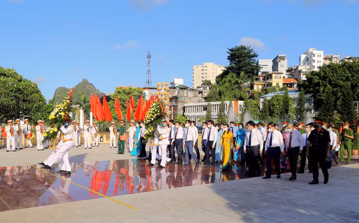 Đoàn đại biểu của tỉnh và TP Hạ Long dâng hương tại Đài tưởng niệm các anh hùng liệt sĩ TP Hạ Long.