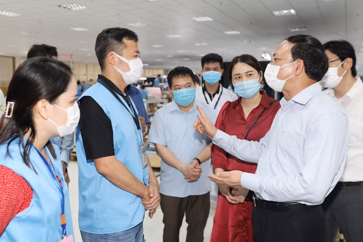 Đồng chí Bí thư Tỉnh uỷ trò chuyện cùng cán bộ, công nhân Tập đoàn Foxconn về công tác phòng, chống dịch Covid-19.