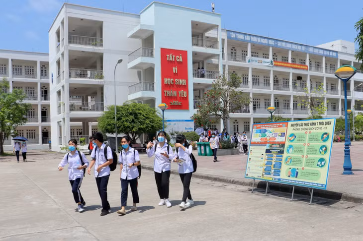 Các thí sinh rời phòng thi trong tâm trạng khá thoải mái, nhẹ nhõm.