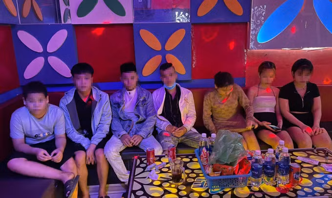 Bảy người ở phòng hát 305, quán karaoke VIP. Ảnh: Công an cung cấp.