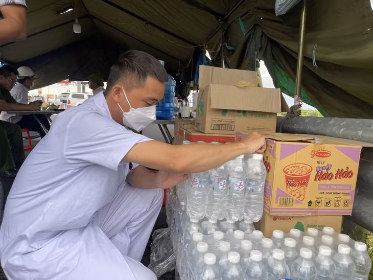 Dịp nắng nóng, TX Quảng Yên thường xuyên bổ sung nước uống, nước giải nhiệt cho lực lượng trực tại Chốt kiểm soát, phòng chống dịch Covid-19 cầu Bạch Đằng.